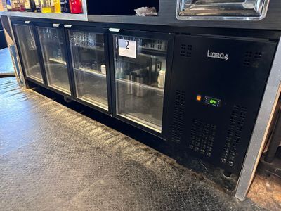 une photo d'un bar commercial avec des portes vitrées