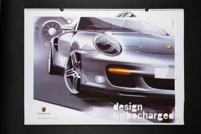 un calendrier sur lequel figure la photo d'une voiture de sport