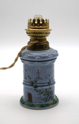 un vase bleu surmonté d'une couronne dorée