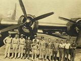 photo en noir et blanc d'un groupe d'hommes debout devant un avion