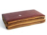 une pile de vieux livres posée sur une surface blanche