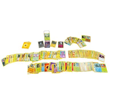 un jeu de cartes avec beaucoup de cartes sur la table