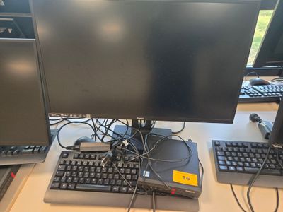 deux écrans d'ordinateur et un clavier sur un bureau