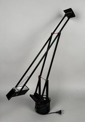 une lampe noire posée sur une table blanche