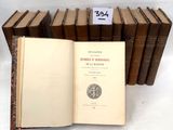 plusieurs vieux livres sont empilés sur une table