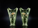 une paire de vases verts ornés de fleurs jaunes sur fond noir