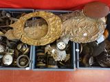 une boîte remplie d'objets assortis sur une table