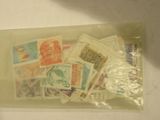 beaucoup de timbres dans un sachet en plastique posé sur une table