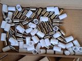 une boîte remplie de vis posée sur une table