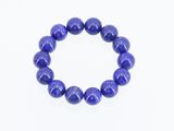 un gros plan d'un bracelet orné de perles bleues sur fond blanc