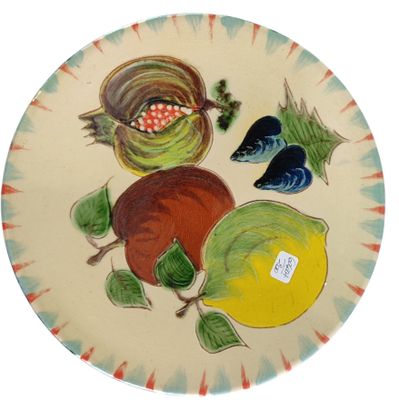 une assiette sur laquelle sont représentés des fruits et un oiseau