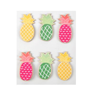 un lot de six biscuits en forme d'ananas sur fond blanc