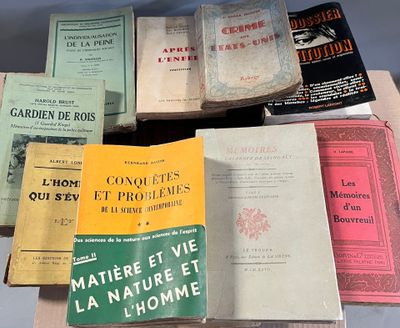 plusieurs livres sont empilés sur une table