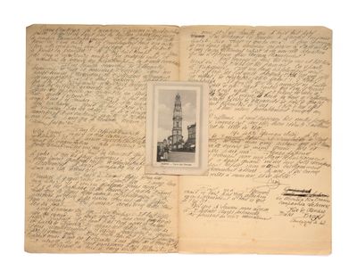 un vieux livre contenant du texte et l'illustration d'une tour horloge