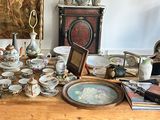 une table en bois sur laquelle sont posés de nombreux objets