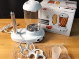 un mixeur blanc posé sur une table, à côté d'une boîte