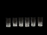 six verres sont alignés sur un fond noir