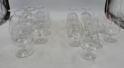 plusieurs verres à vin vides sont alignés sur une table