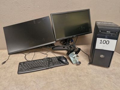 deux écrans d'ordinateur et un clavier posés sur la table
