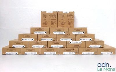 une pile de boîtes empilées les unes sur les autres