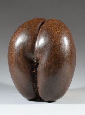 une image montrant un gros plan d'une sculpture en bois représentant un derrière