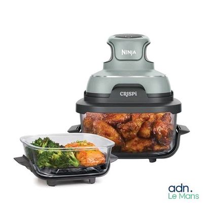une grande friteuse à air chaud contenant un saladier de poulet et de brocolis
