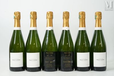 six bouteilles de vin sont alignées sur une table