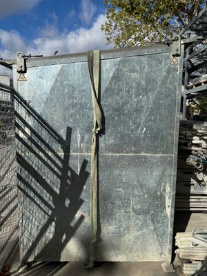 un portail métallique muni d'une poignée métallique