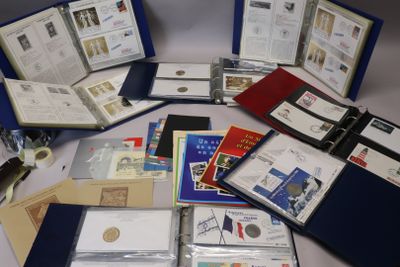 de nombreux types d'enveloppes et de timbres sur la table