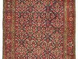 un tapis rouge avec un motif floral sur fond blanc