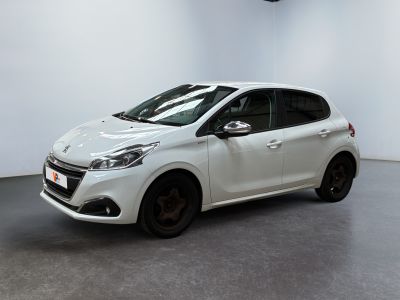la petite voiture blanche est garée dans une grande pièce