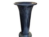 une image d'un vase noir sur fond blanc
