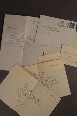 quelques vieilles lettres et enveloppes posées sur une table