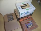 une boîte en carton avec une image dessus, à côté d'une boîte en carton avec une image dessus