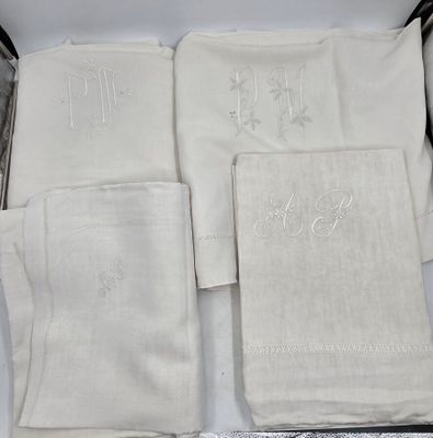 624 / CH-C10 / Lot de 4 draps monogrammés en coton blan…