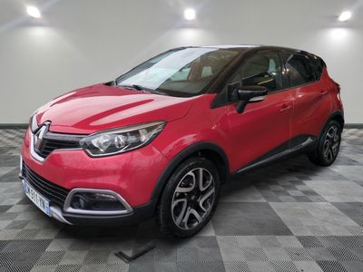 une voiture rouge est garée sur le sol en damier d'un garage