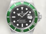 une montre Rolex dotée d'une lunette verte