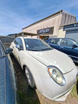 une voiture garée sur un parking à côté d'autres voitures