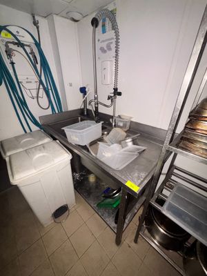 une cuisine équipée d'un évier et d'un lave-linge