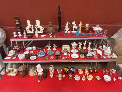 une table rouge garnie de nombreuses figurines différentes