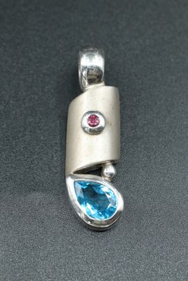 pendentif en argent massif serti d'une topaze bleue et d'une tourmaline rose