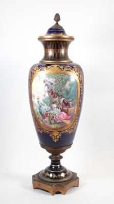 un vase avec un tableau posé sur un support