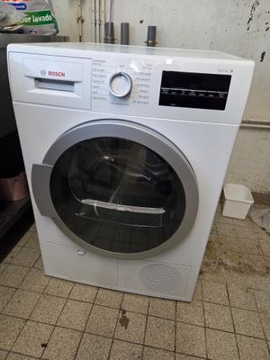 une machine à laver posée sur le sol