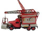 un camion jouet surmonté d'une grue