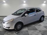 la photo d'une petite voiture blanche garée dans un garage