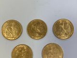 quatre souverains d'or, dont l'un représente un lion et l'autre un lion