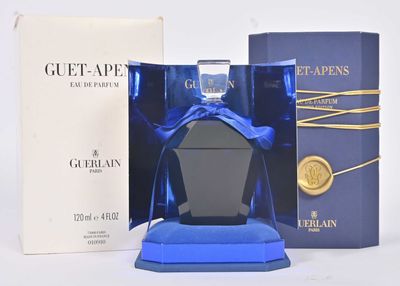 un flacon de parfum posé à côté d'un coffret de parfum