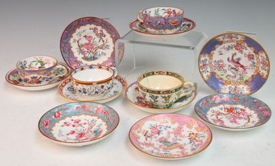de nombreuses assiettes, tasses et soucoupes différentes sur la table