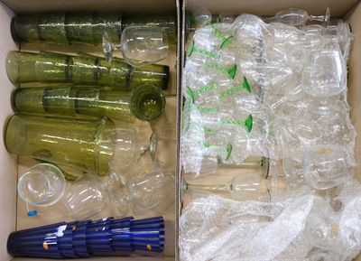 une boîte contenant des bouteilles vides et un parapluie à l'intérieur