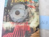 un livre posé sur une table sur laquelle se trouve un train
